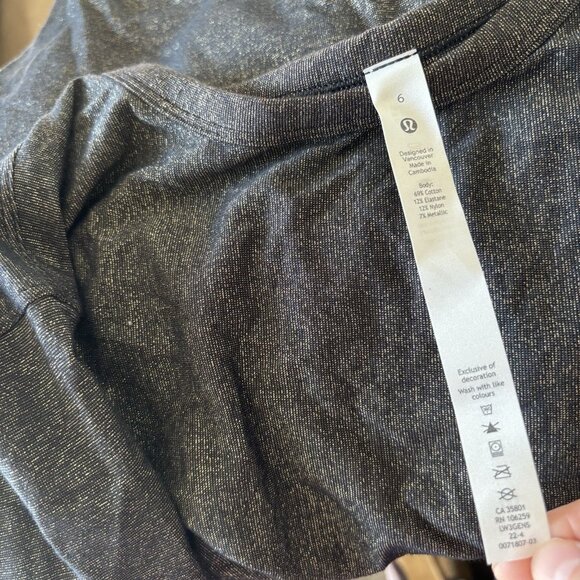 Lululemon Top Womens SZ 6 Black Gold Spark Crescent Tee Short Sleeve Gym Workout - Picture 3 of 13